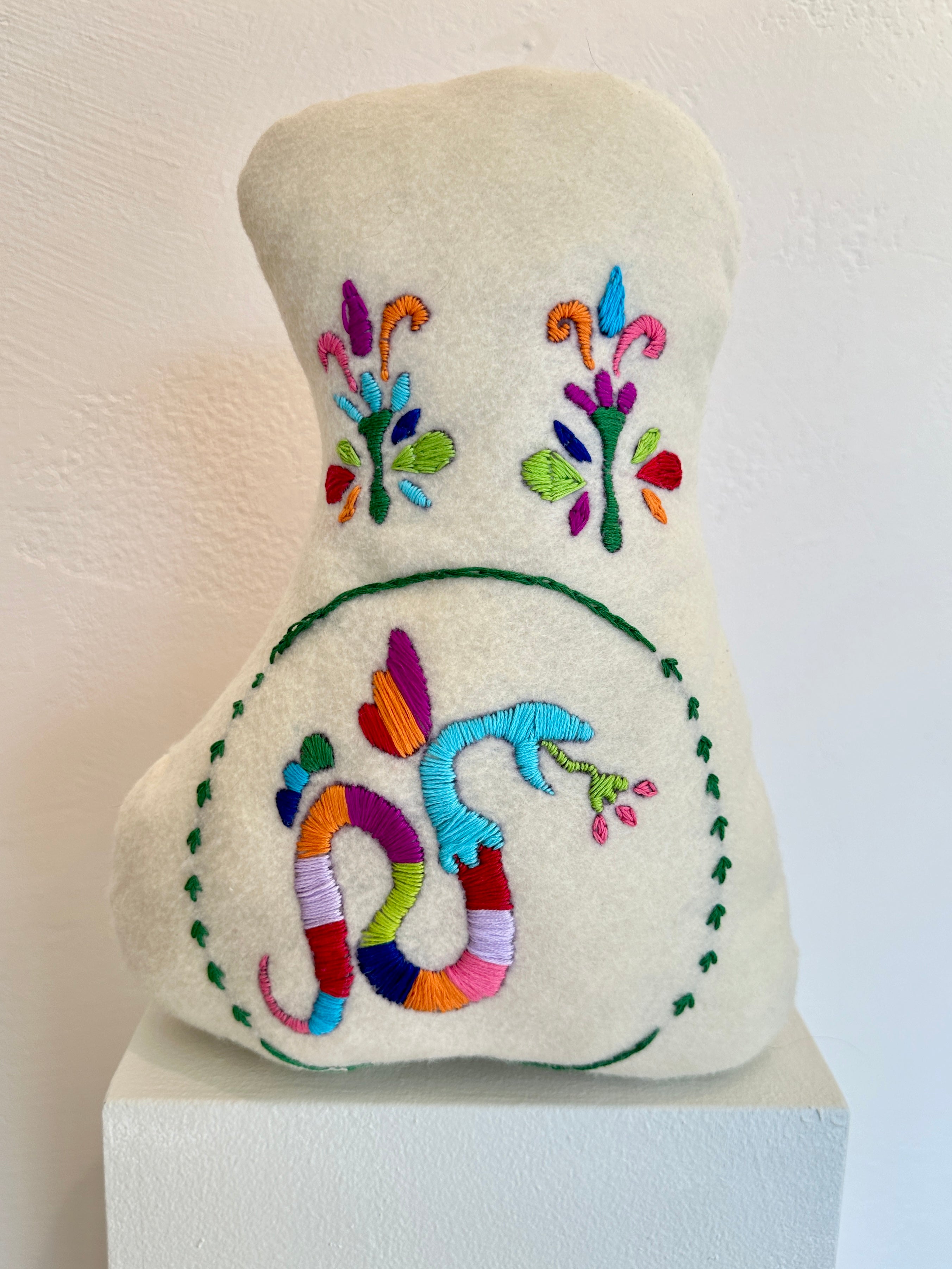Embroidery of Tradition/Bordado de tradición, Rocio Cisneros